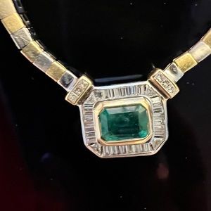 "Exquisite Emerald & Diamond Necklace: A True Statement of Elegance"